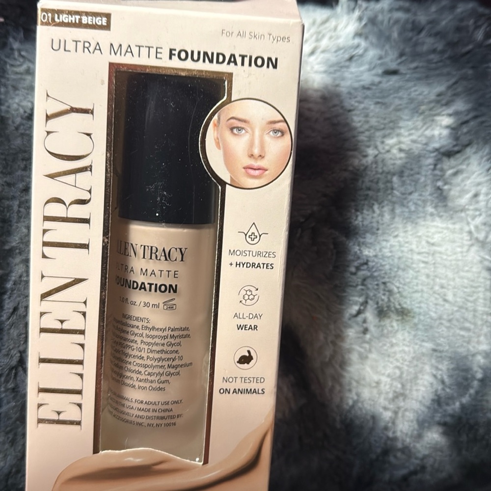 ELLEN TRACY ultra matte Foundation 
Light Biege